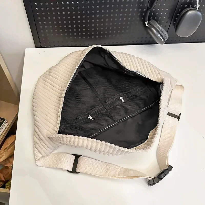 sac banane xl velours côtelé beige poche ouverte et deux poches intérieures zippées en mesh