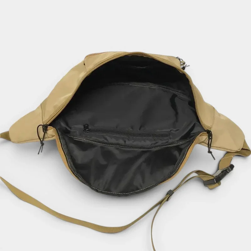 Grand sac banane XXL en nylon beige, vu de dessus ouvert avec une poche zippée intérieure