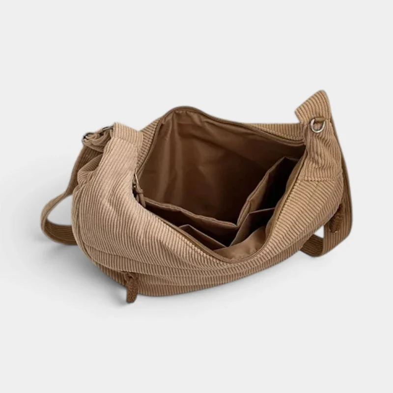 Sac banane XXL en velours côtelé beige, vue de dessus avec la poche principale ouverte révélant plusieurs compartiments intérieurs